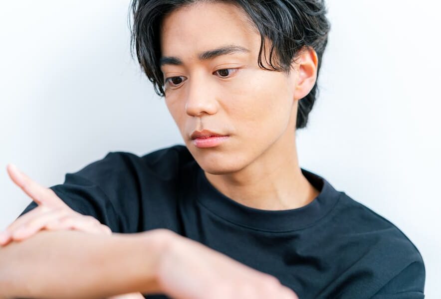 メンズの腕脱毛で効果的な方法は？医療脱毛の回数や値段、おすすめのクリニックも紹介
