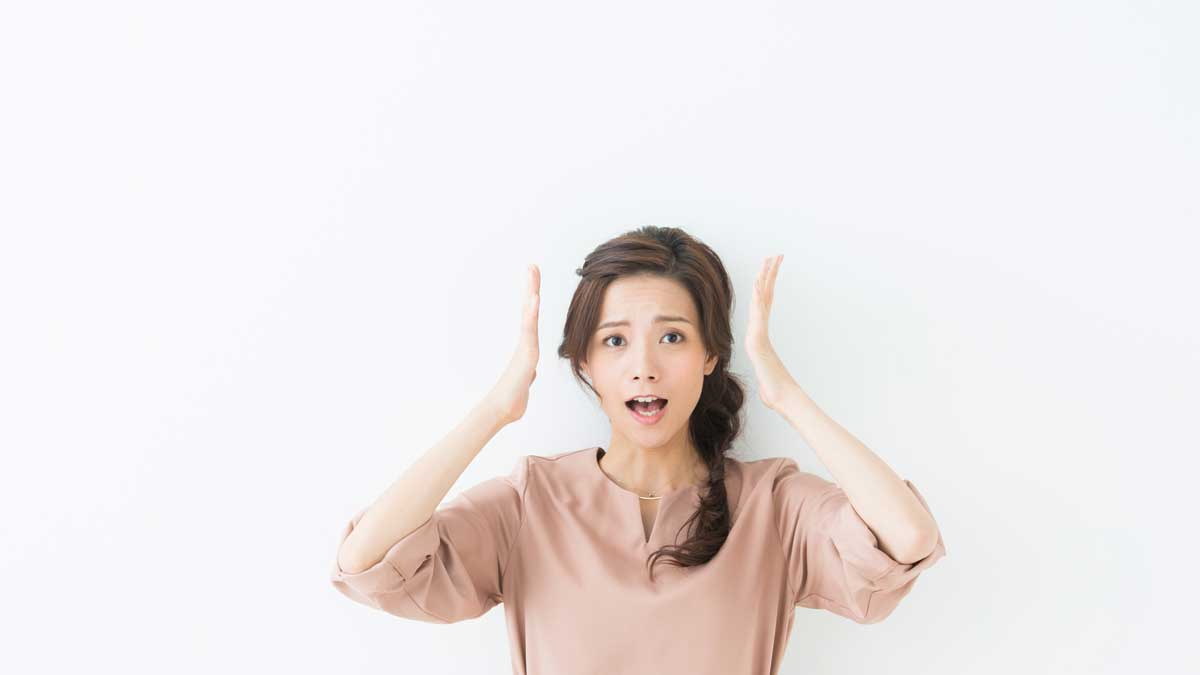 頭を抱える女性