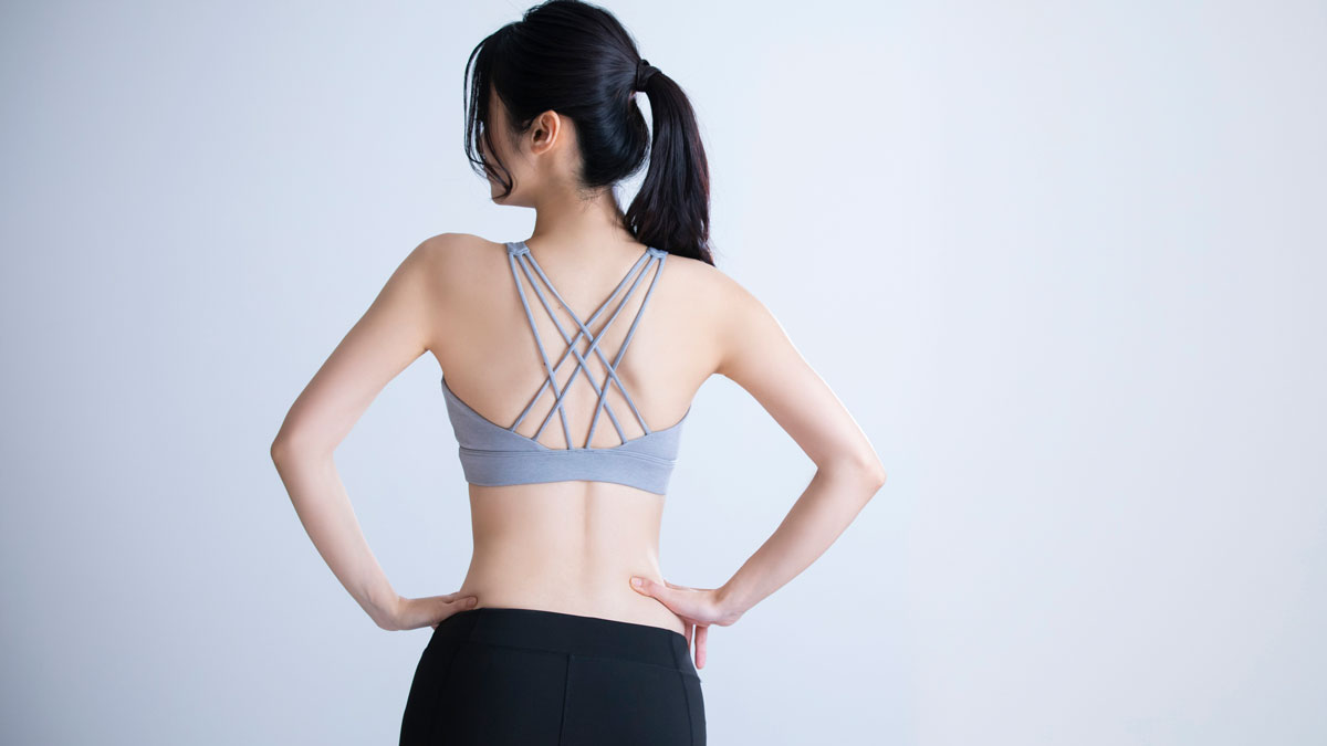 トレーニングしている女性の後ろ姿