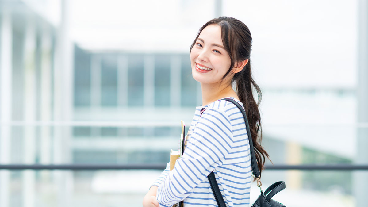 微笑む一人の女子学生