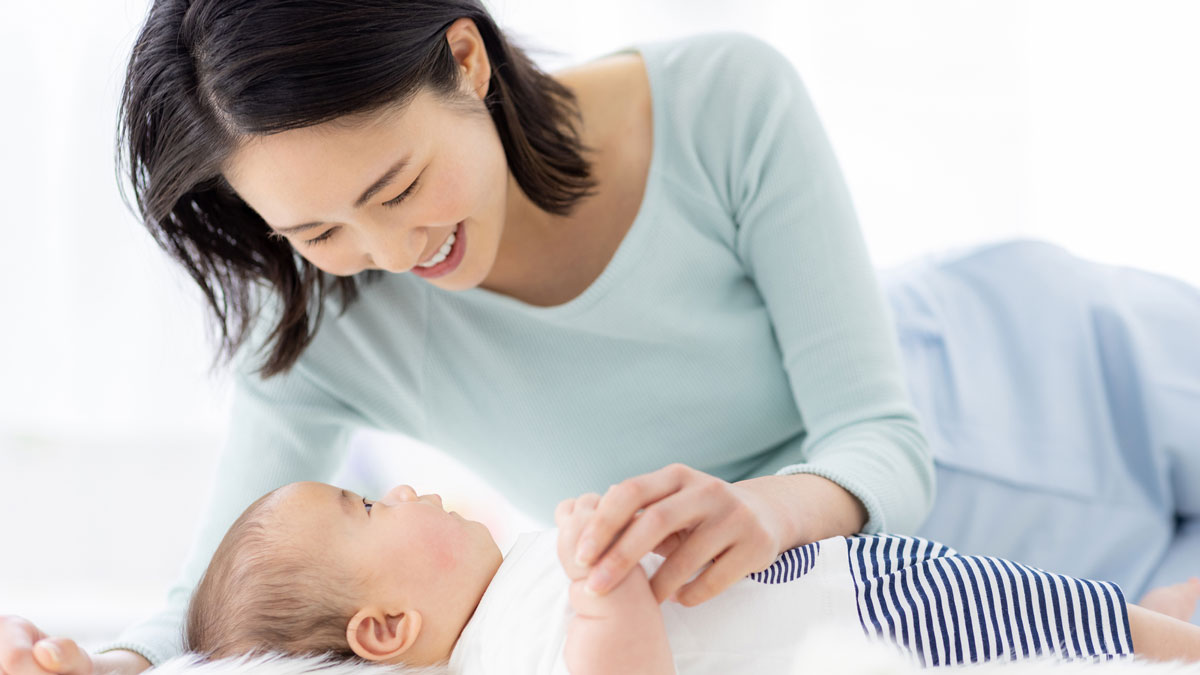 赤ちゃんと触れ合う女性