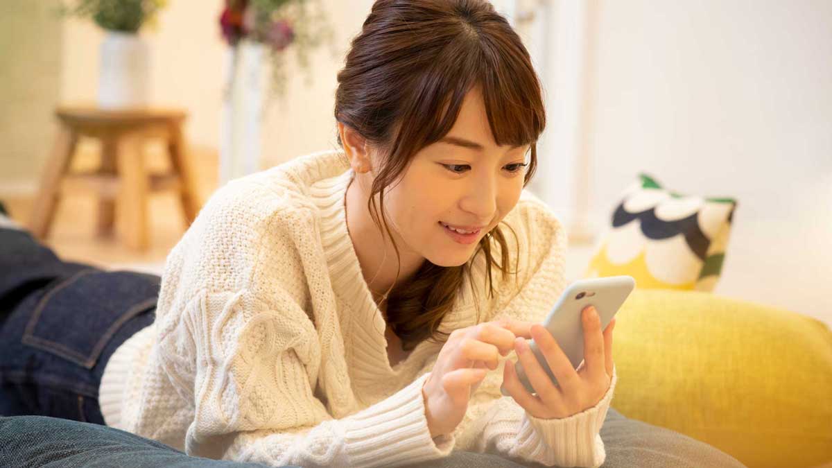 スマホから申し込む女性