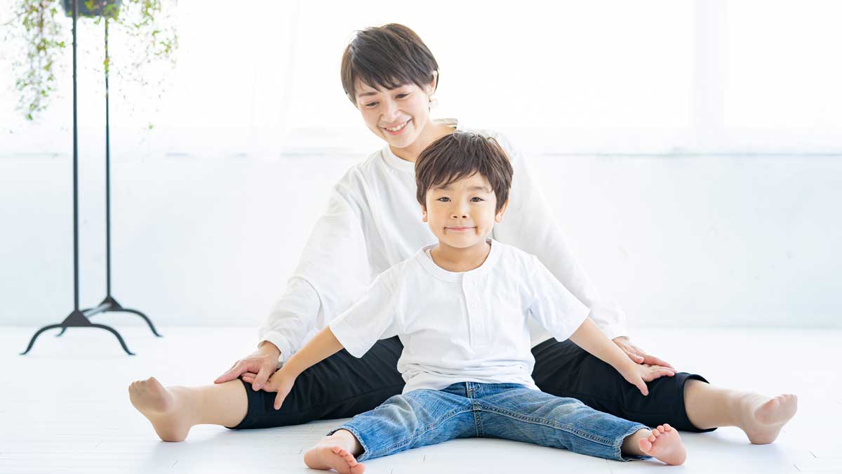 2人で座る親子