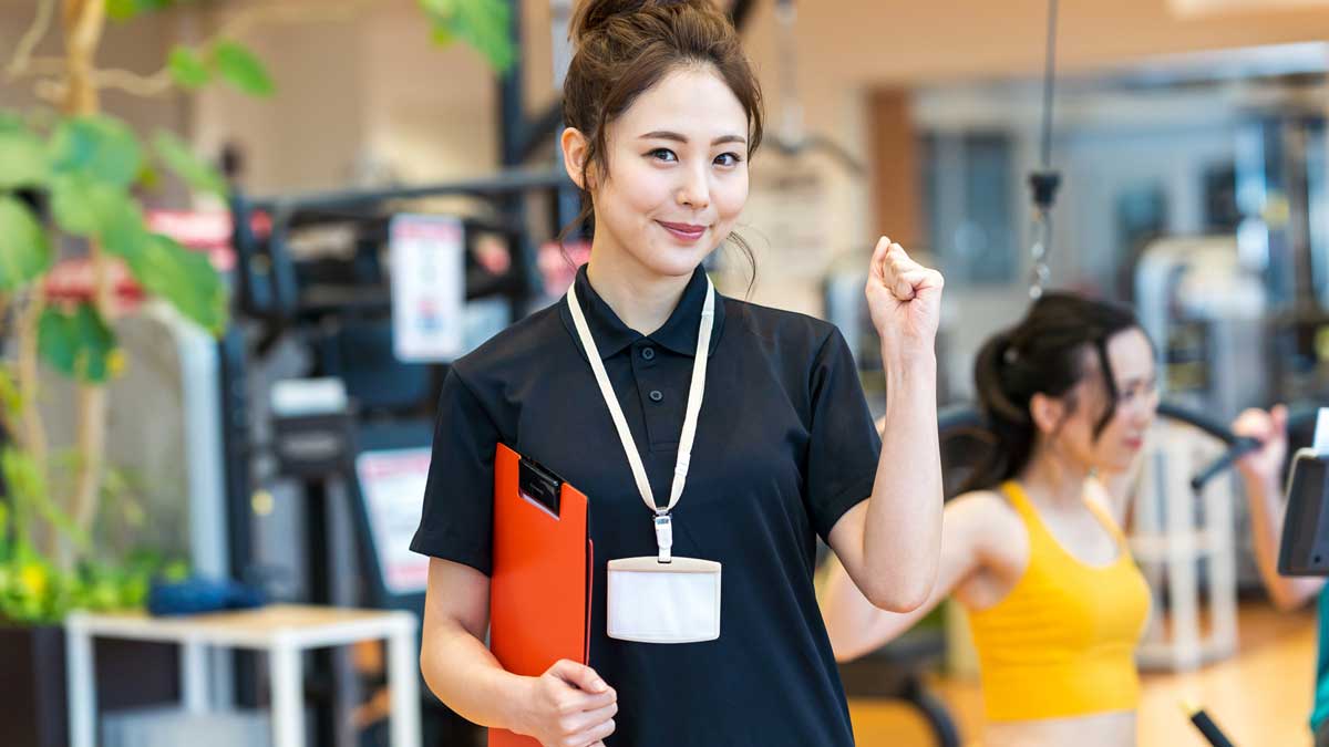 ガッツポーズをするトレーナーの女性